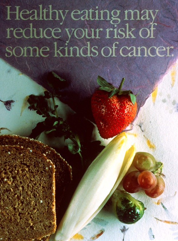 Plakat mit Text "gesunde Ernährung kann Ihr Risiko für bestimmte Arten von Krebs reduzieren" neben Bildern von Brot, Erdbeeren und Trauben.
