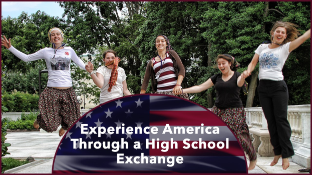 Eine Gruppe strahlender Frauen, die im Freien springen, umgeben von Bäumen, Pflanzen und einem klaren blauen Himmel; unten steht der Text "Erlebe Amerika durch einen Highschool-Austausch".