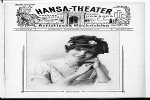 Ein Schwarz-Weiß-Foto einer lachenden Frau in einem Kleid mit einem Dutt, die ein Blatt Papier hält, auf dem "Hansa Theater" steht.