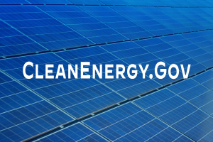 Ein blaues Solarmodul mit dem weißen Text "Clean Energy Gov" in der Mitte, angeordnet in einem Gittermuster.