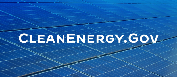 Ein blaues Solarmodul mit dem weißen Text "Clean Energy Gov" in der Mitte, angeordnet in einem Gittermuster.