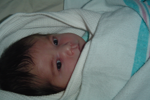 Ein Kind in eine Decke gewickelt.