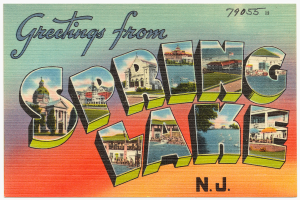 Eine Szene mit Text, Gebäuden, Wasser, Dächern, Masten, Zelten, Gras, Boden und Bäumen.