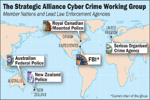 Eine farbenfrohe Karte der Strategic Alliance Cyber Crime Working Group, umgeben von Logos und Namen beteiligter Organisationen in fetter schwarzer Schrift.