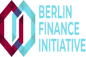 Das Logo der Berlin Finance Initiative zeigt einen blauen Kreis mit einer weißen Umrandung und einem weißen 'B' in der Mitte, umgeben von einem weißen Ring mit einem blau-weißen Karomuster, alles vor einem weißen Hintergrund mit der schwarzen, fetten Schrift 'Berlin Finance Initiative'.