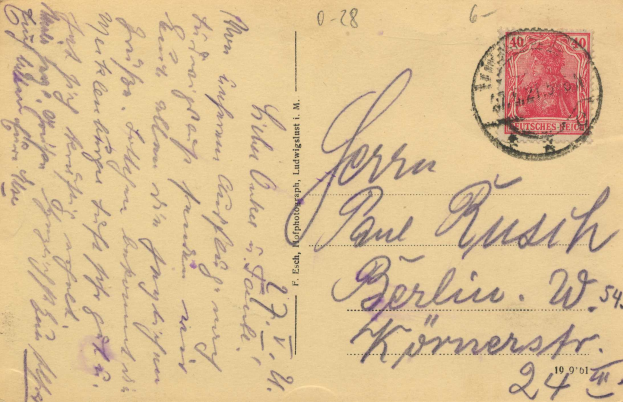 Ein alter Umschlag mit einem roten Stempel, adressiert an Paul Rush aus Berlin, Deutschland im Jahr 1944, mit der Aufschrift "Berlin, W.S.Kirmerstrasse" und verschiedenen Buchstaben und Zahlen.