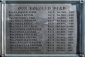 Gedenktafel an der Außenseite eines Gebäudes mit der Inschrift "Unser Ehrengedenken" aus Metall.