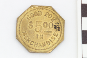 Eine Goldmünze mit der Aufschrift 'Gut für 500 $ in Waren' auf einem weißen Hintergrund.