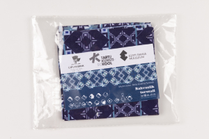 Ein blau-weiß gemustertes Stoffstück aus der Sammlung der Tartu Kunsti Skool in einer Plastiktüte auf einer weißen Oberfläche, mit einem sichtbaren Etikett.