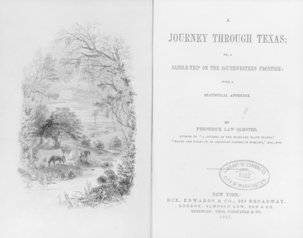 Offenes Buch mit einer Illustration der Texas-Grenzerfahrung auf der linken Seite (Bäume, Tiere, Pflanzen) und beschreibendem Text mit einem Stempel auf der rechten Seite.