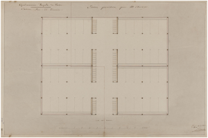 Schwarz-weiß-Zeichnung eines 18. Jahrhundert-Gebäudegrundrisses mit zahlreichen Fenstern und handschriftlichen Textanmerkungen auf altem Papier.