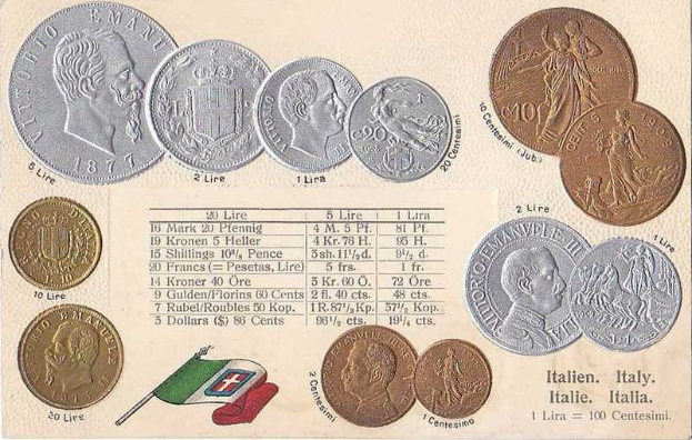 Eine Sammlung italienischer Münzen von 1877–1910, darunter mehrere 20-Lire-Stücke, auf Papier in einer Reihe angeordnet mit Text und Porträts, neben zwei Flaggen, darunter die italienische Flagge unten.