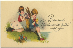 Schwarz-weiß-Postkarte mit zwei Kindern, die auf dem Gras sitzen, eines hält einen Korb mit Ostereiern und das andere ein Spielzeug, im Hintergrund ein Plakat mit Text.