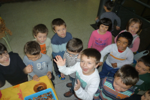 Kinder in der Nähe eines Tisches mit verschiedenen Gegenständen darauf.