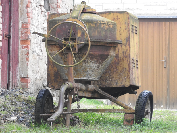Polizei verbietet 'rostiges' Traktoren-Kombination die Weiterfahrt