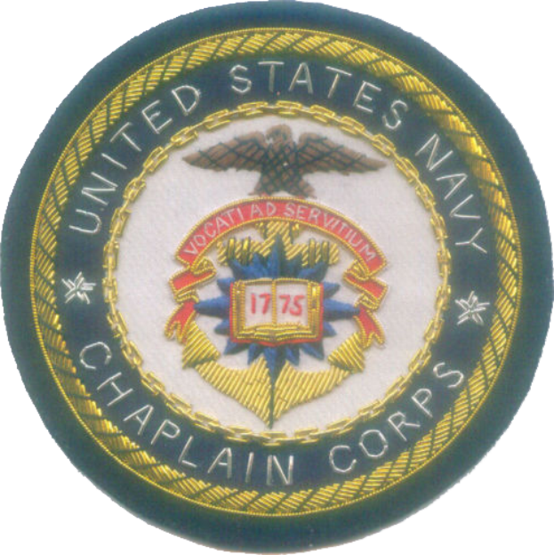 Ein rundes Patch mit einem blauen Hintergrund und weißem Rand, auf dem der weiße Text 'United States Navy Chaplain Corps' in der Mitte steht.