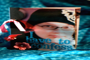 Eine Grußkarte mit einem Foto einer Person und Text, mit einem blauen Tuch unten.