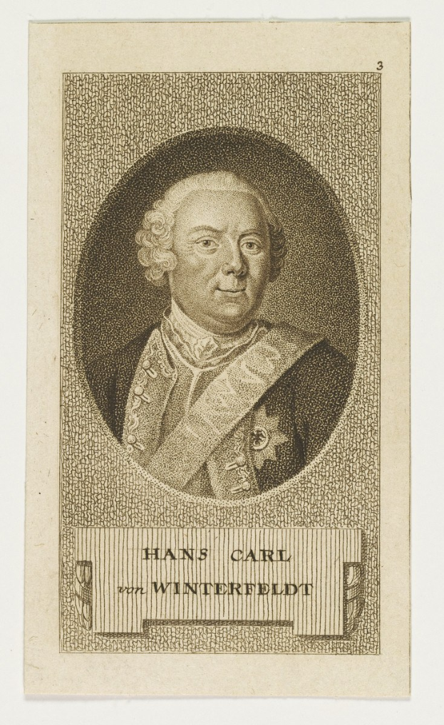 Porträt von Hans Carl von Winterfeldt in einem Anzug und Krawatte, mit ernster Miene, konzentriertem Blick und leicht geöffneten Lippen.