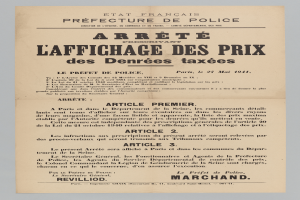 Ein Steckbrief mit einem Mann im schwarzen Anzug und weißer Krawatte, der ernst dreinschaut, mit fetter schwarzer Schrift auf weißem Hintergrund.