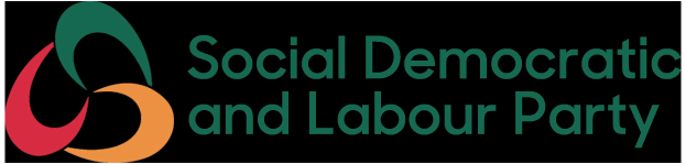Weißer Hintergrund mit zentrierter fetter schwarzer Schrift, die "sozialdemokratische und arbeiterpartei" enthält, eingerahmt von einem dünnen schwarzen Rand, unter Verwendung einer modernen professionellen Schriftart.