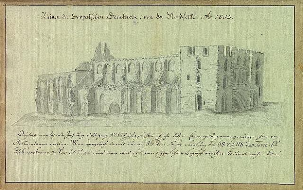 Ein detailliertes Skizze einer verfallenen Kirche in Deutschland, mit sichtbaren architektonischen Elementen wie Fenstern, Bögen und Säulen, in einer grünen Landschaft, begleitet von einem Papier mit Text und zusätzlichen Skizzen.